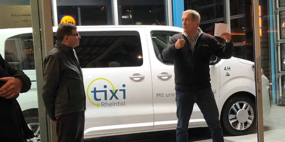 Pfarrer Marcel Ammann spricht zu den Fahrerinnen und Fahrern und dankt ihnen für ihren wertvollen Einsatz.