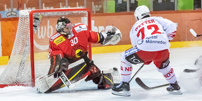 Gian-Marco Wetter (SCRJ Lakers) erzielt den Ausgleich zum 2:2 in Bern.