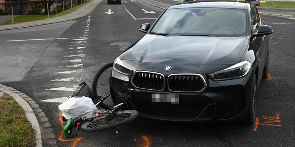 Unbestimmt verletzt: Ein Velofahrer muss nach einem Zusammenstoss mit einem Auto ins Spital gebracht werden.