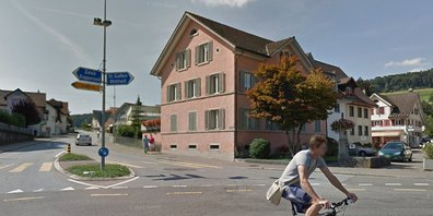 Das rosarote Haus im Zentrum von Eschenbach gehört nun der Gemeinde.