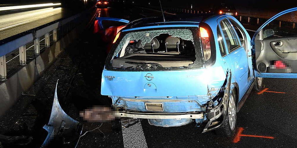 Eines der beiden Unfallautos am frühen Samstagmorgen auf der A1 bei Rheineck.