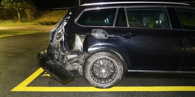 Der Unfall ereignete sich, weil Skisäcke auf der Fahrbahn lagen.