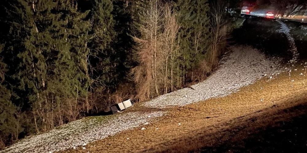 Das Auto rutschte seitlich rund 60 Meter über eine steile Wiese hinunter.