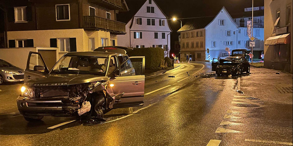 Zwei Personen wurden beim Unfall in Schübelbach verletzt.