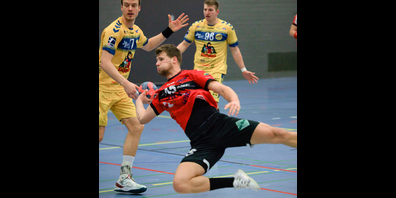 Der Kreuzlinger Kreisläufer Miha Kavcic erzielt im "Tiefflug" einen seiner insgesamt fünf Treffer. 