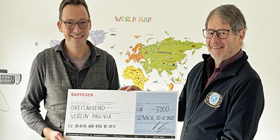 Bruno Graf vom Kiwanis Club Benken-Linth übergibt an Dr. med. Jürg Streuli, Präsident des Vereins Pallivia, einen Check im Wert von Fr. 3000