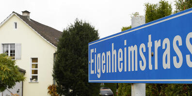 Immer teurer gilt nicht mehr: Die Zinswende hat bereits Spuren auf dem Zürcher Immobilienmarkt hinterlassen. Im Bild die Eigenheimstrasse in Wallisellen. (Archivbild)