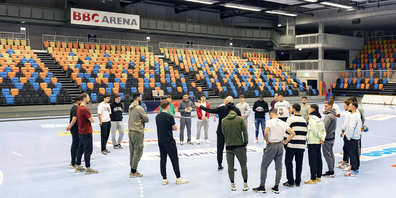 Handballregeln für Fussballer – die Spieler des FC Schaffhausen und der Kadetten Schaffhausen trafen sich gestern Montag für die letzten Vorbereitungen auf das Benefizspiel.