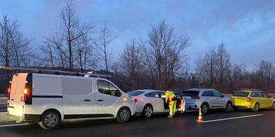 Der Auffahrunfall auf der A14 war nur einer von mehreren Unfällen, der sich am Montagmorgen ereignet hat. Der Sachschaden beträgt gemäss Strafverfolgungsbehörden mehrere Zehntausend Franken.