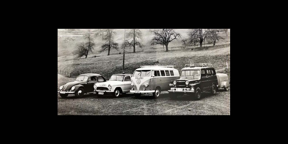 Die alte Aufnahme zeigt die damaligen Fahrzeuge der Kantonspolizei Schwyz.