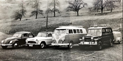 Die alte Aufnahme zeigt die damaligen Fahrzeuge der Kantonspolizei Schwyz.