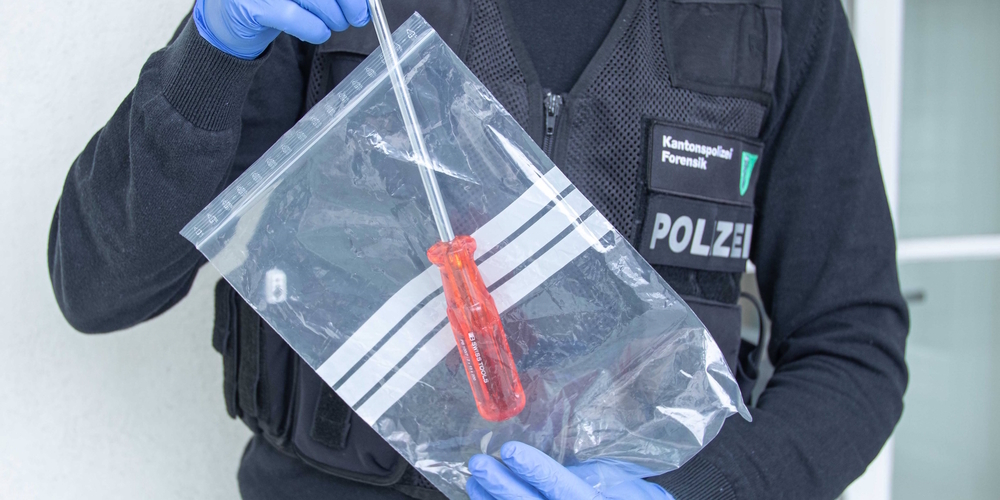 Spurensicherung durch Forensiker der Kantonspolizei St.Gallen nach einem Einbruch. (Symbolbild)