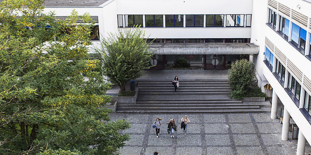 Der geplante Neubau der Kantonsschule Sargans - im Archivbild die bestehenden Gebäude - verzögert sich und wird deutlich teurer. Die Regierung beantragt bereits den zweiten Nachtragskredit.