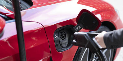 Beim Laden ans Netz denken: Eine App hilft den wegen der Elektroautos steigenden Strombedarf besser zu verteilen. (Symbolbild)