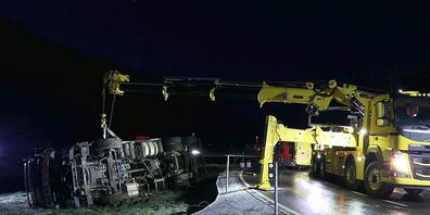 Für die Bergung des verunfallten 26 Tonnen schweren Salzstreulastwagens und die Räumungsarbeiten blieb die Schwärzistrasse in Näfels GL einige Stunden gesperrt.