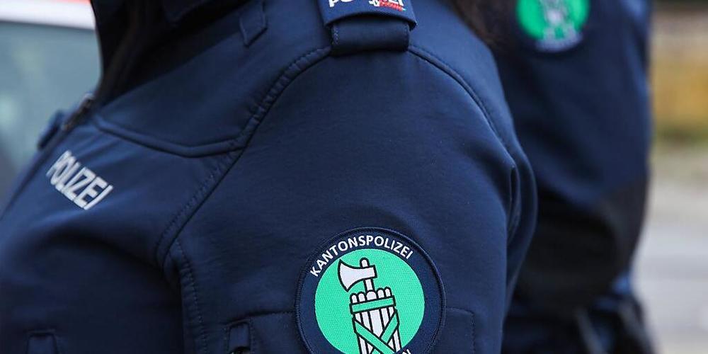Falsche Polizistinnen und Polizisten haben einer 66-jährigen Frau in St. Gallen 30'000 Franken abgenommen. (Symbolbild)