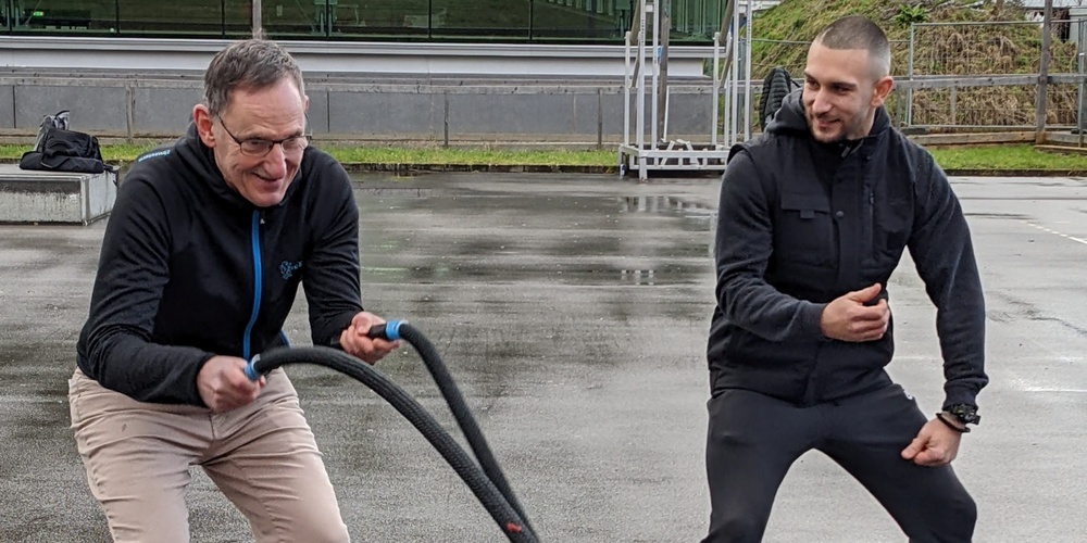 Regierungsrat Mario Fehr lässt sich Tipps von Profis geben.