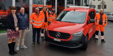 Schlüsselübergabe durch Santo Azzarone von der SternGarage in Heerbrugg an Sandro Hartmann, Leiter Unterhaltsdienste, und Sascha Thomassen, Wasserwart, im Beisein des Teams Werke und Gemeindepräsidentin Silvia Troxler.