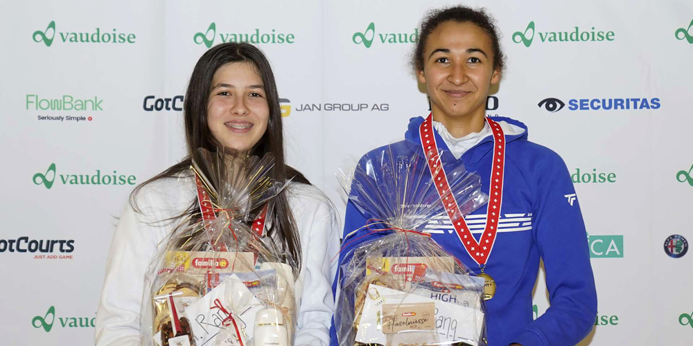 Josephine Kunz (links) freut sich neben ihrer Finalgegnerin Kenisha Moning über ihren U18-Titel.