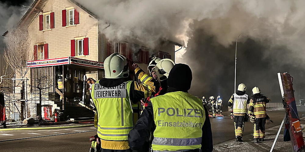 Die Feuerwehren standen mit 60 Personen im Löscheinsatz. Ein Teil der Brandruine wurde mit Hilfe eines Krans abgerissen.