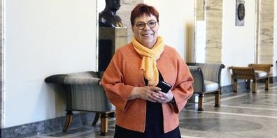 Die finnische Politikerin Merja Mäkisalo-Ropponen führt durch das finnische Parlamentsgebäude.