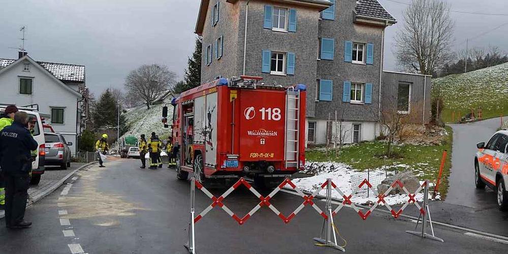 Die Feuerwehr konnte den ausgelaufenen Treibstoff auf der Strasse binden.