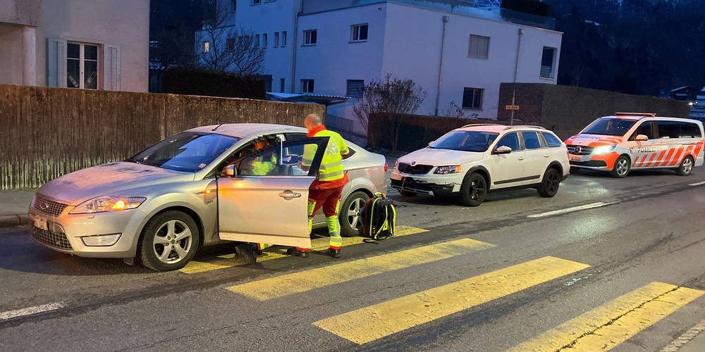 Der Fahrer des hinteren Fahrzeugs verletzte sich bei der Kollision.