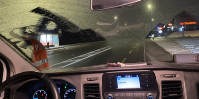 Das reicht nicht: Die Frontscheibe muss vor der Fahrt ganz von Eis befreit werden.