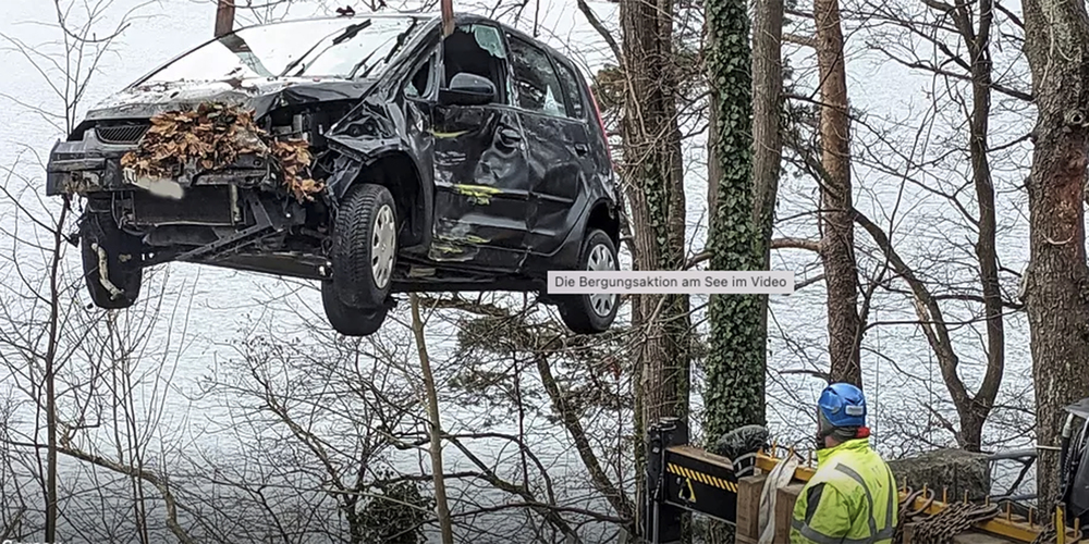 Der Kleinwagen wurde mittels Kran geborgen, der Autofahrer kraxelte selbst auf die Strasse zurück.