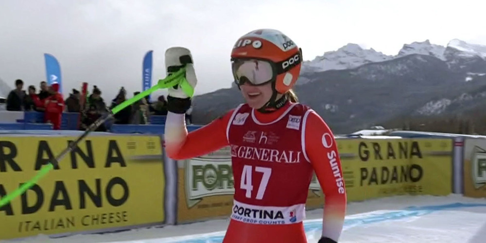 Happy: Janine Schmitt nach überstandener Premiere in Cortina d'Ampezzo. (Screenshot SRF)