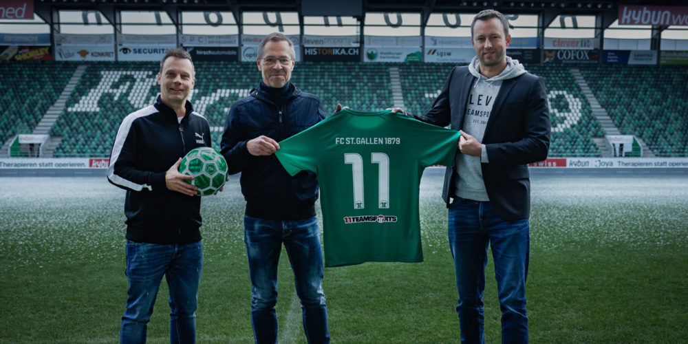 Urs Heger, Country Manager Switzerland bei Puma, FCSG-Präsident Matthias Hüppi und Mikael Portmann, Country Manager Schweiz 11teamsports Group