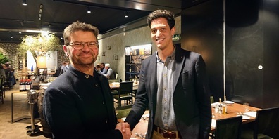 Markus Mauchle (links) gratuliert seinem Nachfolger Claudio Cavelti.