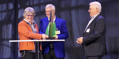AGV-Präsident Klaus Brammertz übergab an Klara und Bruno Bischofberger den Preis der Rheintaler Wirtschaft