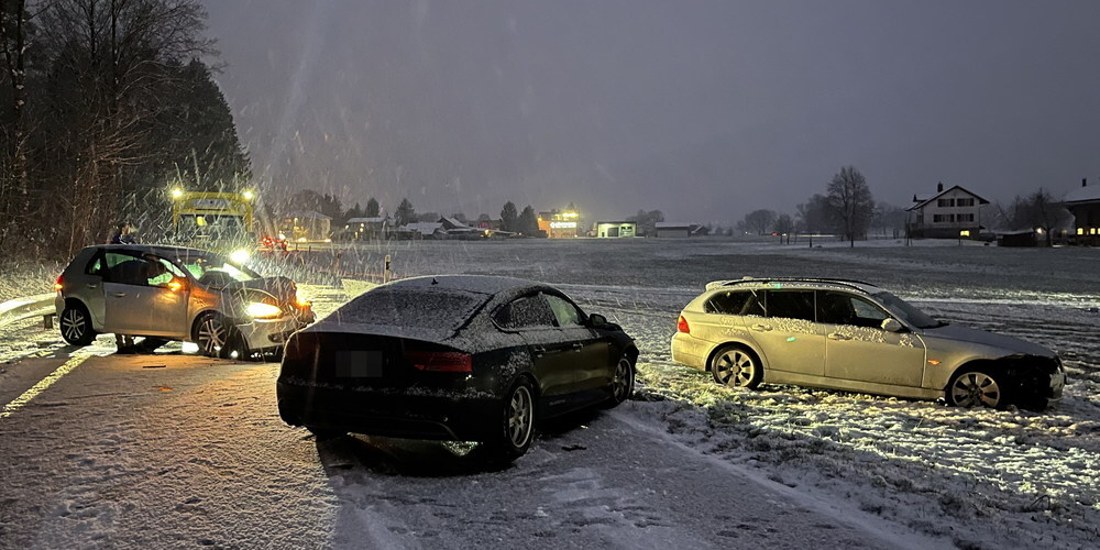 An allen drei Fahrzeugen entstand Totalschaden