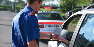 Ein 18-jähriger Mann hat am Freitagabend in Volketswil kurz nach bestandener Fahrpüfung einen Unfall gebaut. Bei einer Kollision zwischen seinem Fahrzeug und einem anderen Personenwagen wurde eine Frau leicht verletzt. (Symbolbild)