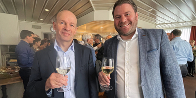 Philipp Egger (r) wurde zum neuen Gemeindepräsidenten gewählt. Links sein Vorgänger und aktueller Amtsinhaber Stefan Frei