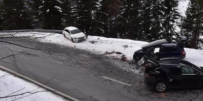 Fotos von der Unfallstelle zeugen von einem heftigen Zusammenprall.