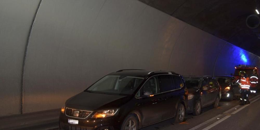 Wegen der Auffahrkollision war das Chlustunnel zwischen Landquart GR und Seewis während einer Dreiviertelstunde in beiden Richtungen gesperrt.