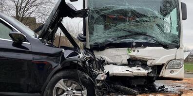 In Regensdorf ist ein Auto frontal mit einem Linienbus kollidiert. Die Polizei geht davon aus, dass die Autofahrerin abgelenkt war.