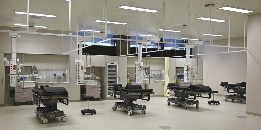 Hier werden Patientinnen und Patienten auf die Operation vorbereitet. Dem Personal stehen modernste Geräte zur Verfügung.