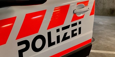 Der Lenker hielt kurz auf dem Pannenstreifen an und fuhr anschliessend weiter, ohne sich um den Schaden zu kümmern (Symbolbild).