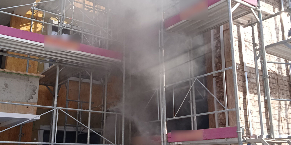 Ein Elektrokasten auf einer Baustelle in Ibach fing Feuer.