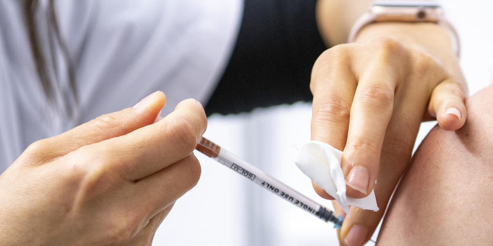 Covid-19-Impfungen gibt es in Liechtenstein in Zukunft nur noch im Landesspital, Corona-Tests in Arztpraxen. (Symbolbild)