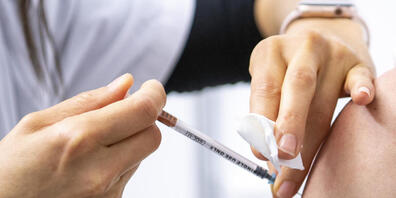 Covid-19-Impfungen gibt es in Liechtenstein in Zukunft nur noch im Landesspital, Corona-Tests in Arztpraxen. (Symbolbild)