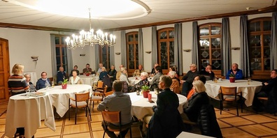 Ständeratskandidatin Esther Friedli zu Besuch im Rössli-Saal Flawil.