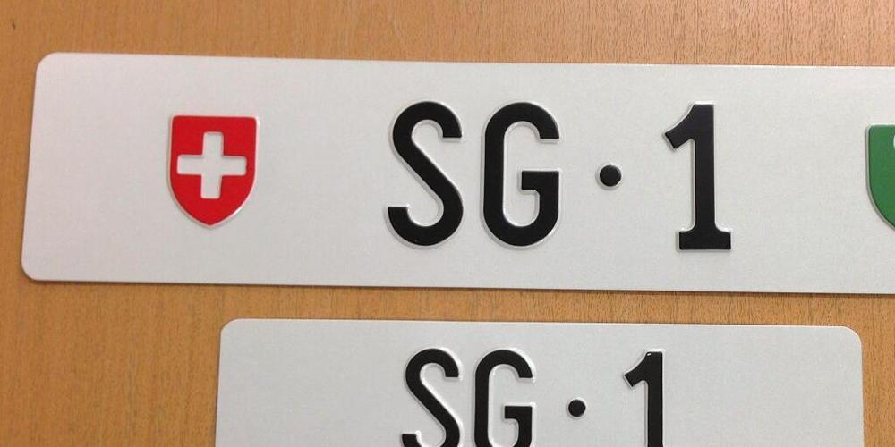 Die Versteigerung von Autokennzeichen mit einstelligen Nummern bringt Geld in die Staatskasse: So wurde im Februar 2013 das Kontrollschild SG 1 für 135'000 Franken ersteigert. Seither haben sich die gebotenen Beträge eher noch erhöht. (Archiv...