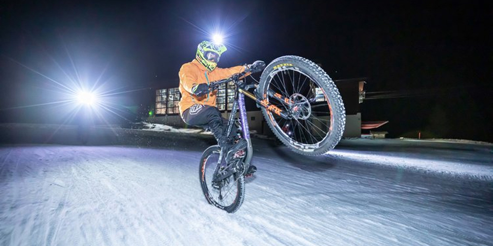 Bergfahrt mit dem Prodalp-Express, Talfahrt mit dem Bike: Für einmal geht es auf zwei Rädern über die Piste. 
