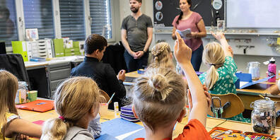 Wegen des Lehrpersonen-Mangels setzt der Kanton Thurgau auf die Ausbildung von Quereinsteigern. Diese dürfen ab dem zweiten Studienjahr in Teilzeit unterrichten. (Symbolbild)