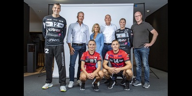 Freuen sich auf eine erfolgreiche Zusammenarbeit. Hinten, von links: Nikola Marinovic (Torhü-ter NLA-Team HSC Kreuzlingen), André Ess (Präsident des Verwaltungsrates Raiffeisenbank Tä-gerwilen), Bianca Rausch (Marketing Raiffeisenbank Tägerwilen), Thomas Gerwig (Geschäfts-stellenleiter Kreuzlingen), Frederikke Siggaard (Torhüterin NLA-Team HSC Kreuzlingen), Patrick Müller (Präsident HSC Kreuzlingen). – Vorne, von links: Pashke Marku (NLA-Rekordtorschützin des HSC Kreuzlingen), Jonas Heim (vom Nachwuchs bis ins NLA-Team des HSC Kreuzlingen).