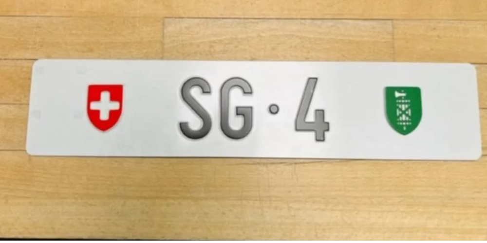 Die Versteigerung von Autokennzeichen mit einstelligen Nummern bringt Geld in die Staatskasse: So wurde im Februar 2013 das Kontrollschild SG 1 für 135'000 Franken ersteigert. 